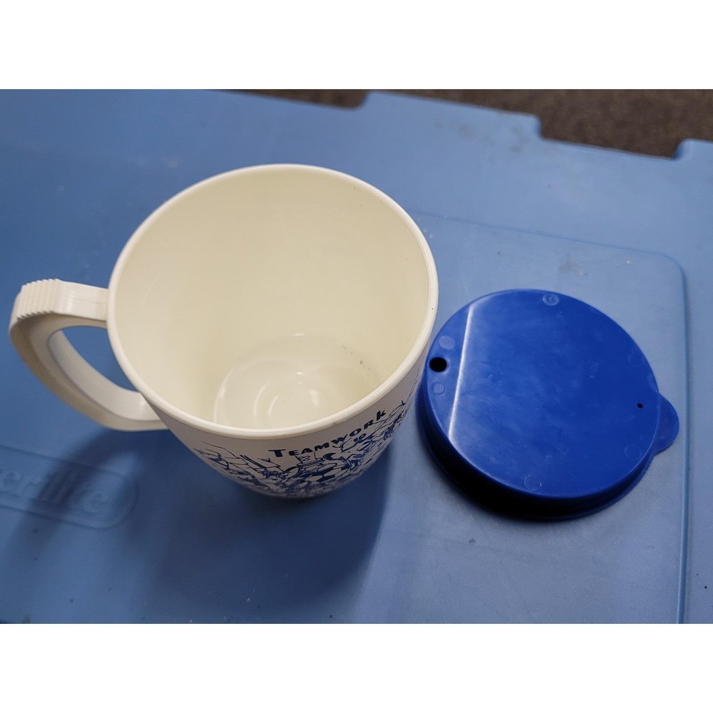 Vintage 1980s Plastic Footed Mug w Lid Teamwork Blame Someone Else Funny - Picture 6 of 6